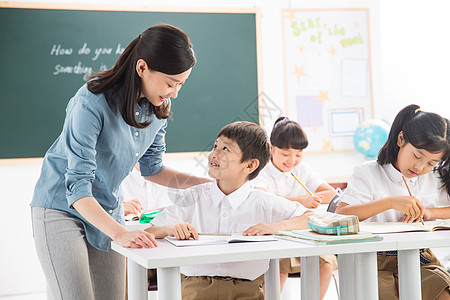 教师节书老师和小学生们在教室里背景