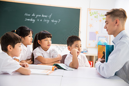 外教老师和小学生在教室里图片