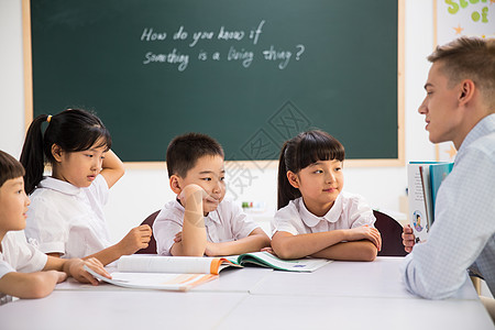 外籍教师和小学生在教室里高清图片