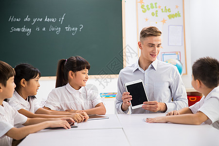 外籍教师和小学生在教室里图片