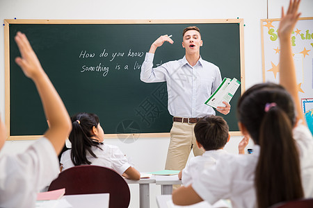 外籍教师和小学生在教室里图片