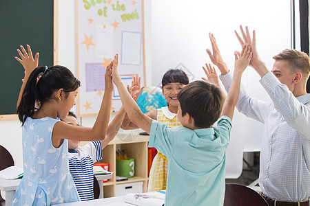 教师和小学生在教室里高清图片