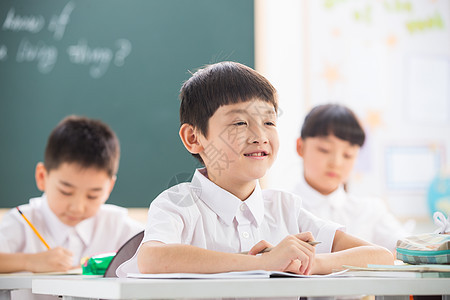 儿童小学生在教室里学习图片