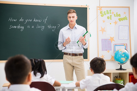 课桌教师和小学生在教室里图片