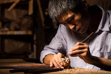 精确艺术家中年男人木工雕刻图片