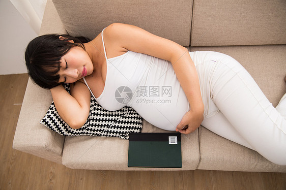 简单赤脚孕妇躺在沙发上睡觉图片