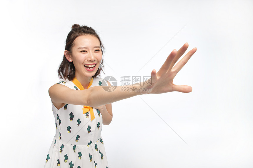 高清照片下载,该高清照片标题为仅女人面部表情愉悦年轻女孩伸手抓