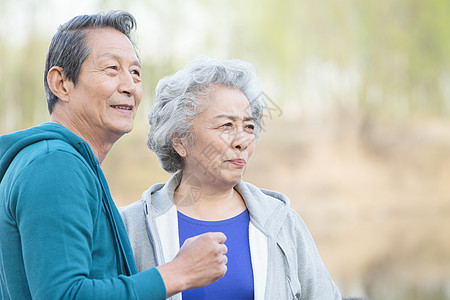 业余爱好爱水平构图老年夫妇在户外图片