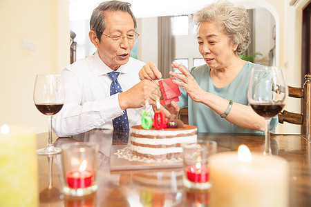 亚洲人衬衫领带家庭生活老年夫妇庆祝钻石婚高清图片