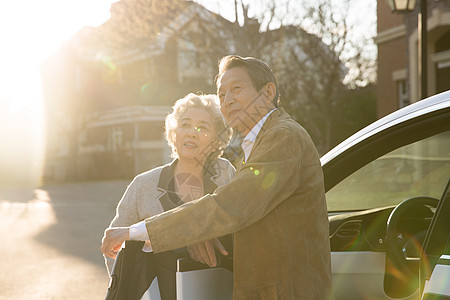 愉悦东方人高兴的老年夫妇和汽车背景图片