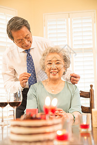 休闲生活永远年轻彩色图片老年夫妇庆祝金婚图片