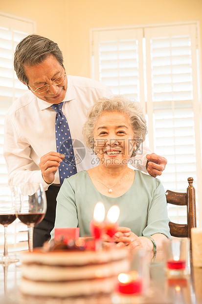 休闲生活永远年轻彩色图片老年夫妇庆祝金婚图片