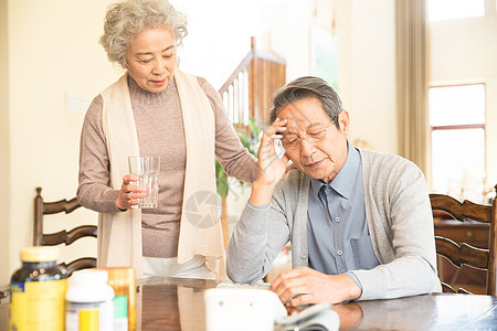 仅成年人情感退休妻子关心丈夫图片