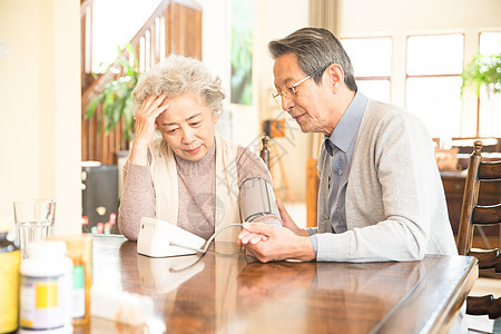 65到69岁人户内丈夫在为妻子测量血压图片
