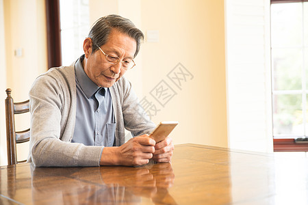 老年女人东方人桌子老年男人独处高清图片