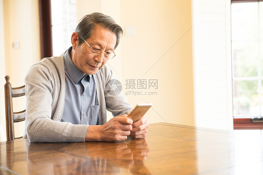 老年女人东方人桌子老年男人独处图片