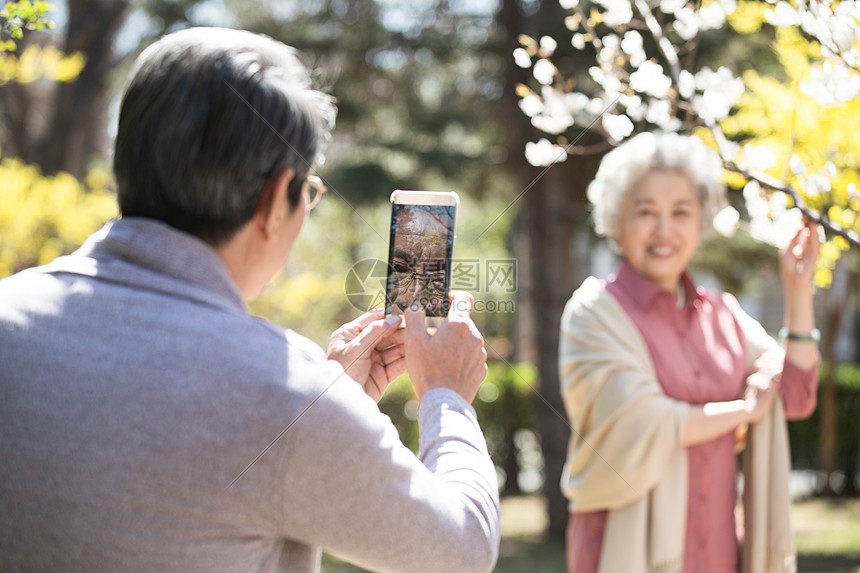 树退休家庭生活丈夫在为妻子拍照图片