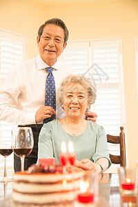 项链礼物妻子老年人东亚老年夫妇庆祝金婚背景