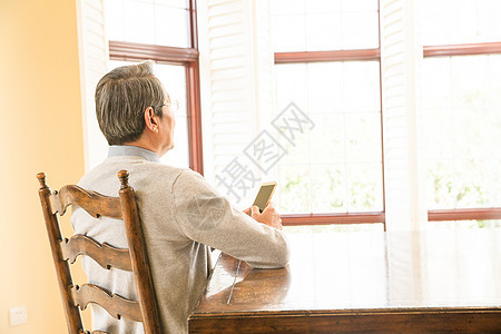 家庭休闲追求孤独老年男人独处图片