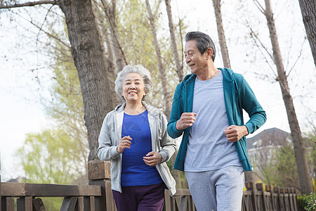 老年健身河流舒适运动老年夫妇在户外慢跑背景