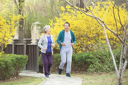 老年健身人老心不老水平构图无忧无虑老年夫妇在户外慢跑背景