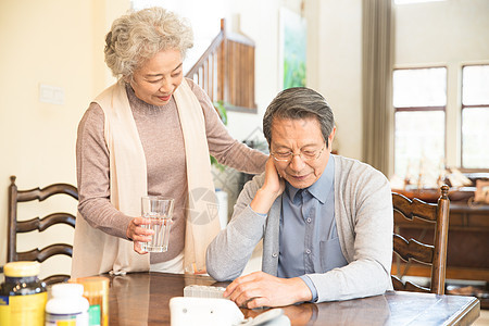 关爱家庭休闲生活妻子关心丈夫图片