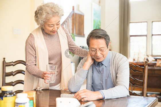 关爱家庭休闲生活妻子关心丈夫图片