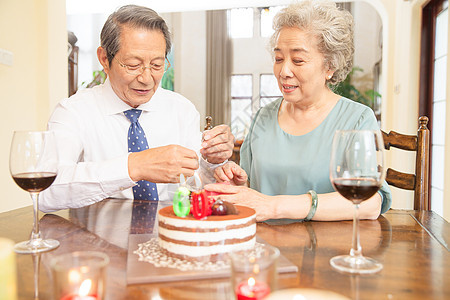 住宅内部微笑客厅老年夫妇庆祝钻石婚高清图片