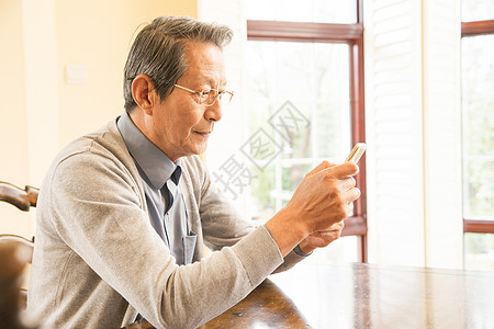 寂寞等待老年男人独处高清图片