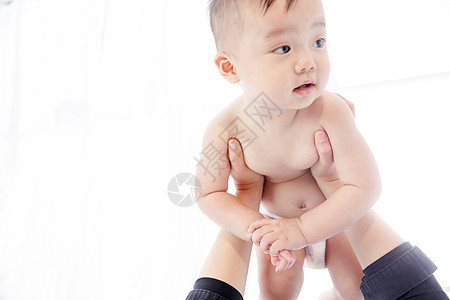 被举起的婴儿宝宝图片
