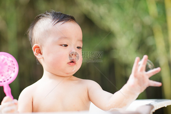 童年6到12个月亚洲人可爱的男婴儿洗澡图片