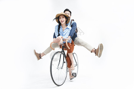 骑车郊游的情侣女朋友摄影青年女人青年情侣骑自行车背景