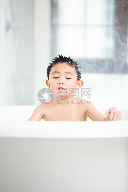 亚洲人天真享乐小男孩在洗澡图片