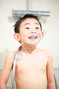 柔和独立进行中小男孩在洗澡图片