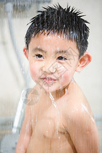玩耍仅儿童户内小男孩在洗澡图片