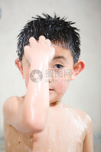 柔和仅儿童进行中小男孩在洗澡图片