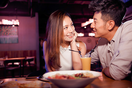 女人休闲活动兴奋青年情侣吃晚餐图片