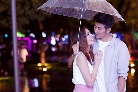 雨情侣下雨天夜里一起逛街的情侣背景