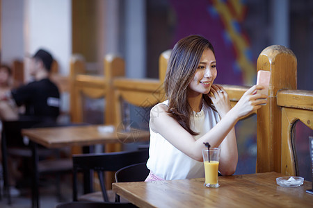 北京彩色图片咖啡文化青年女人在喝果汁图片