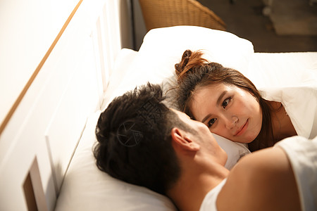 伴侣影棚拍摄两个人青年情侣在床上图片