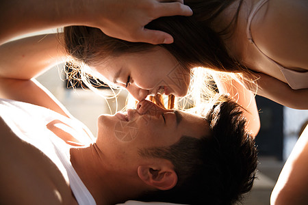 亲吻脸的情侣深情的愉悦彩色图片亲密的青年情侣背景