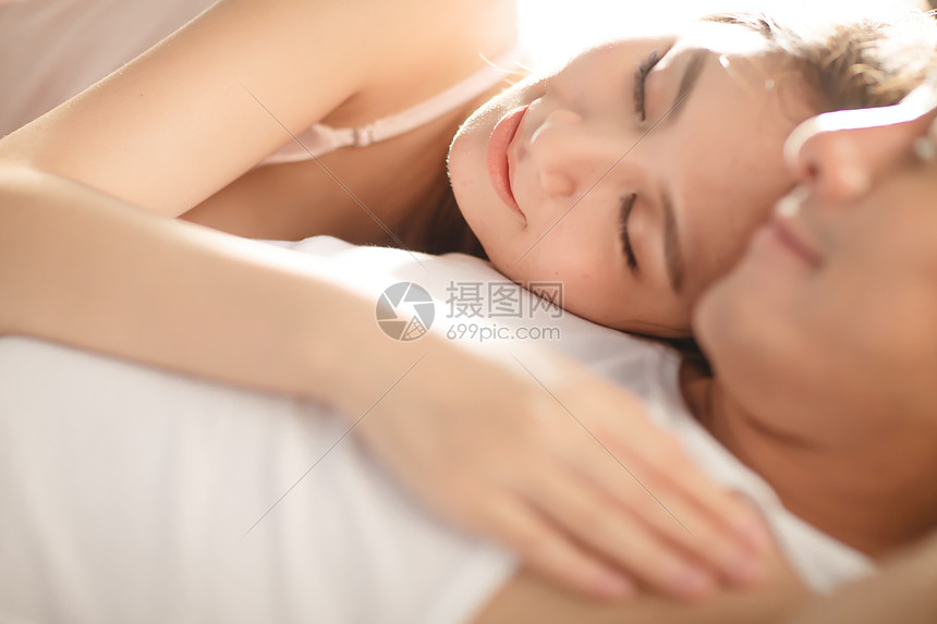 帅哥满意25岁到29岁青年情侣在床上睡觉图片