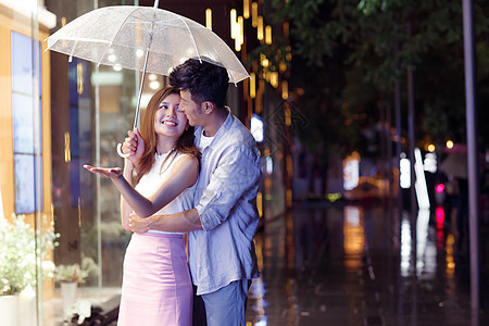 下雨天夜里一起逛街的情侣图片