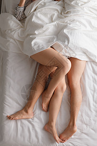 青年女人亲密的彩色图片青年情侣在床上睡觉图片