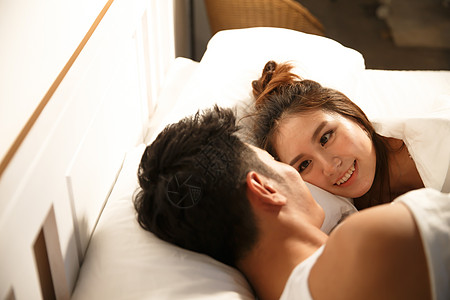 调情高雅影棚拍摄青年情侣在床上图片
