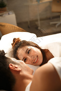 东方人人美女青年情侣在床上图片