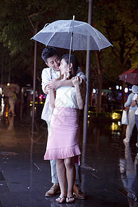 下雨天夜里一起逛街的情侣图片