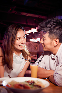 北京庆祝休闲装青年情侣吃晚餐图片