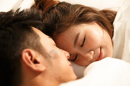 女人青年女人卧室青年情侣在床上睡觉图片