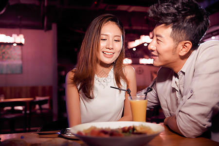 夜生活休闲活动夜晚青年情侣吃晚餐图片